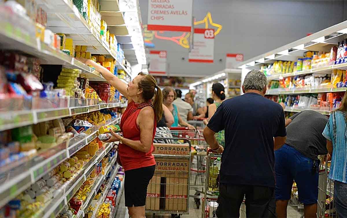 'Imperialismo causa inflação': economista explica alta de preços além dos aspectos monetários